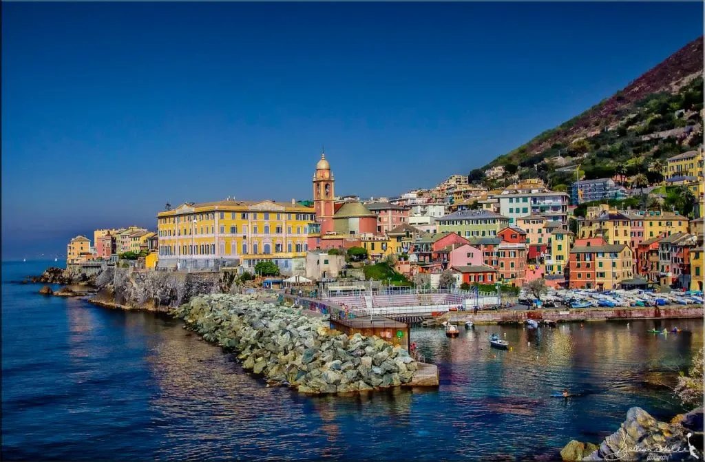 Nervi, em Gênova: casas coloridas e o porto pequeno de frente para o mar