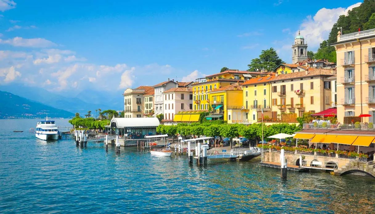Bellagio, no Lago de Como, com casas coloridas à beira d'água