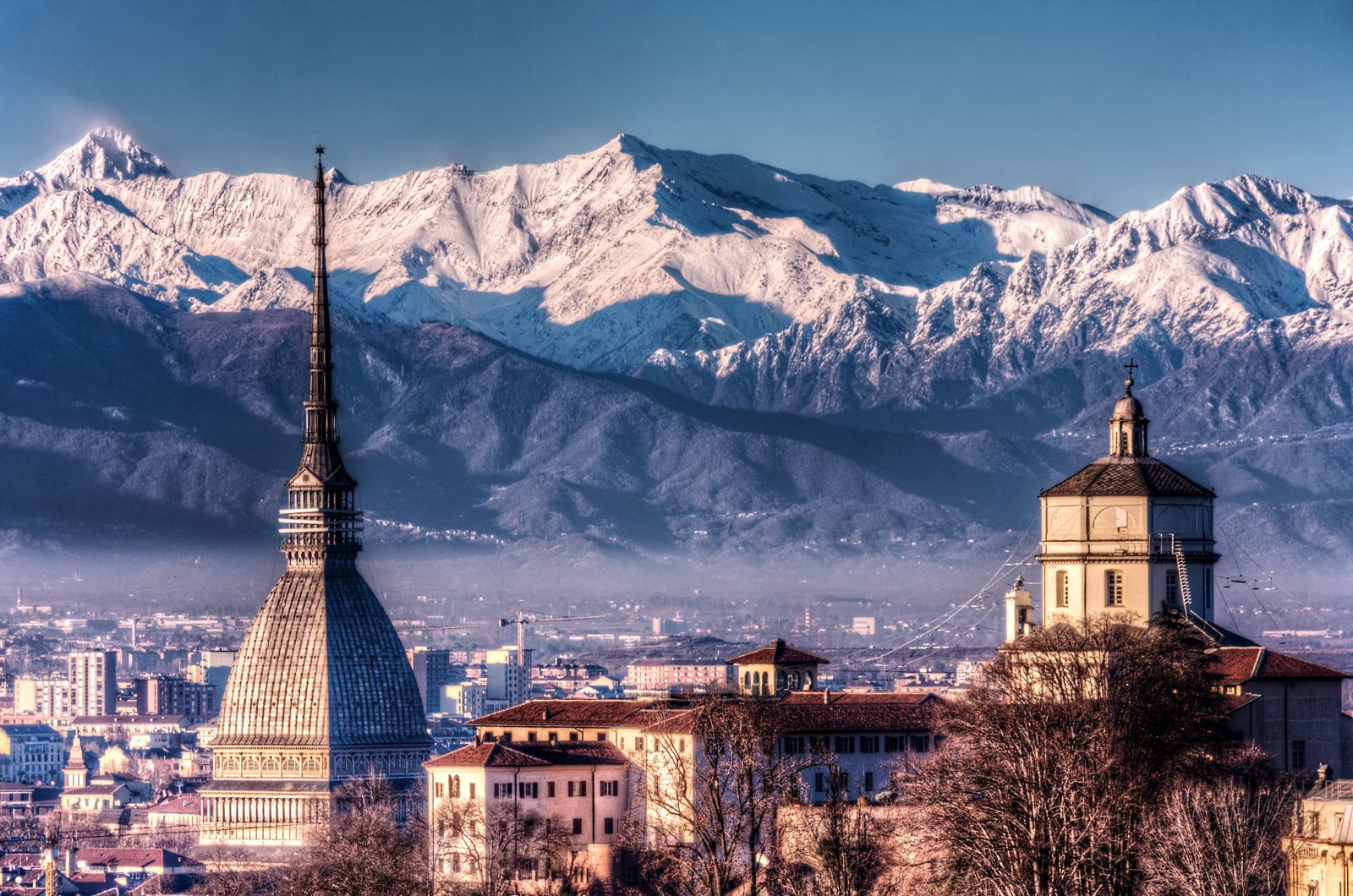Torino e a Mole Antonelliana diante dos Alpes com neve