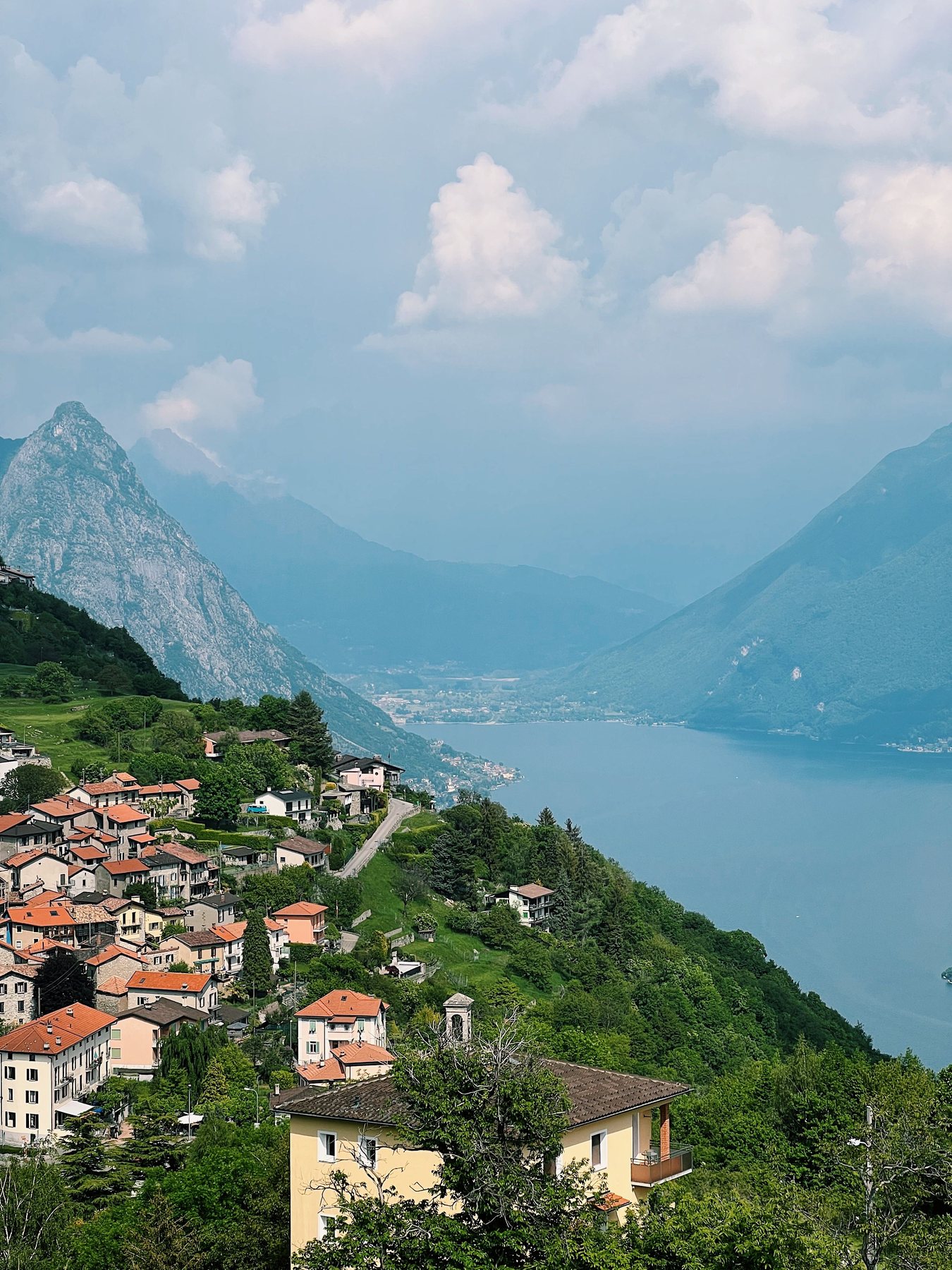 Lago de Lugano cercado por montanhas