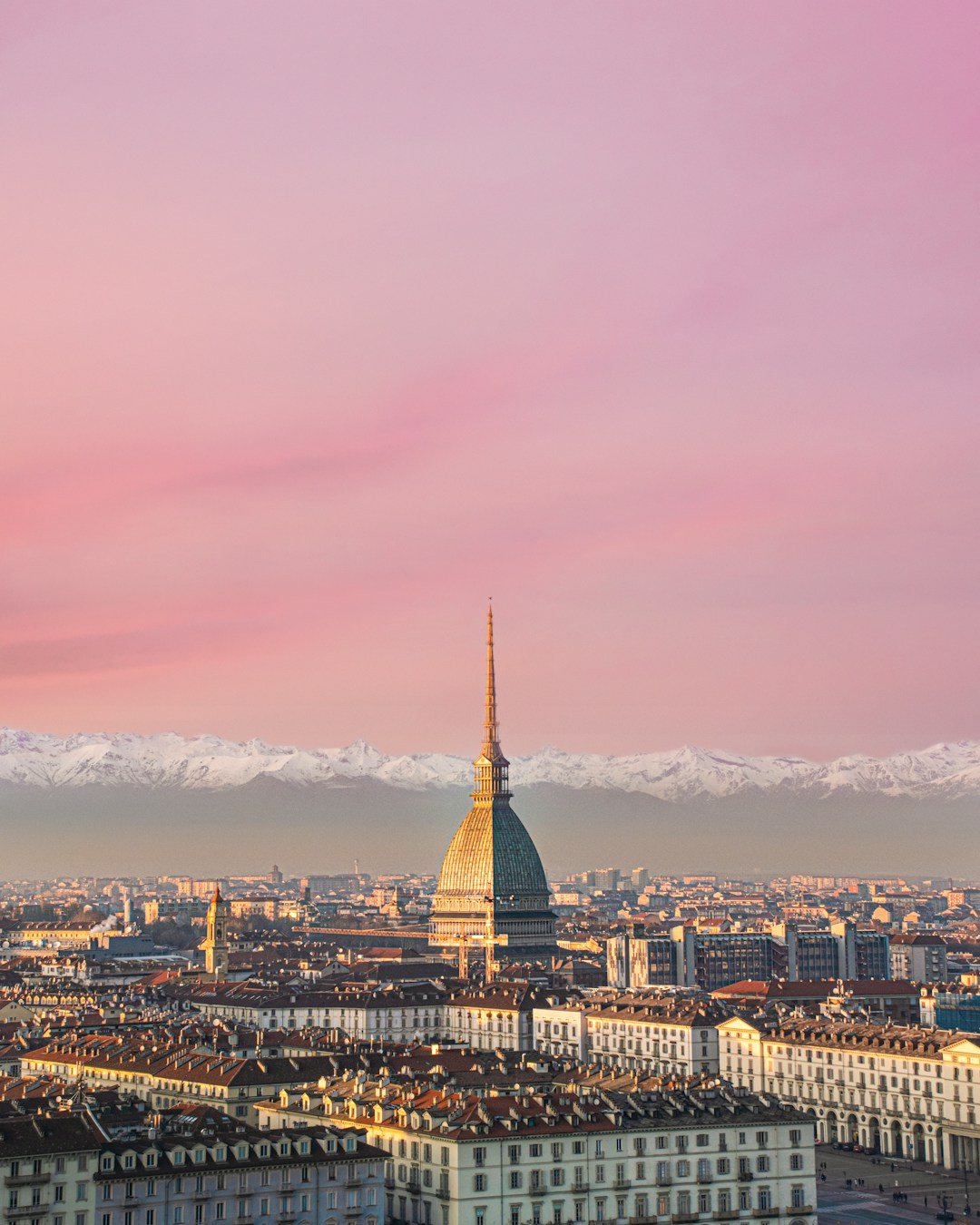 Torino e a Mole Antonelliana diante dos Alpes
